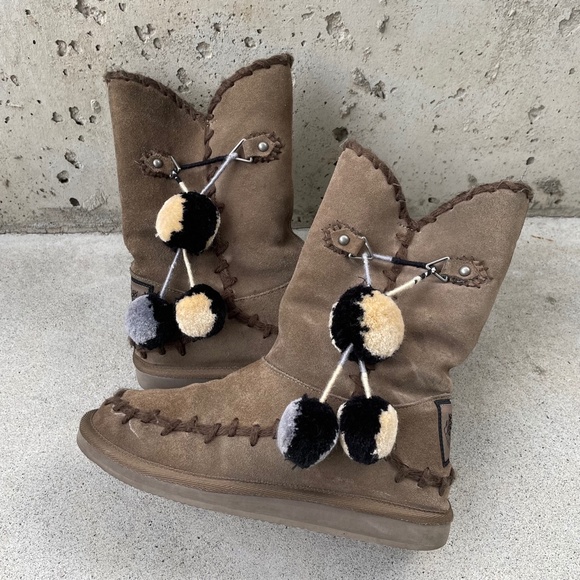 Juicy Couture Brown Fur Lined Winter Boots with Stitching and Pom Poms - size 8 - Picture 8 of 10